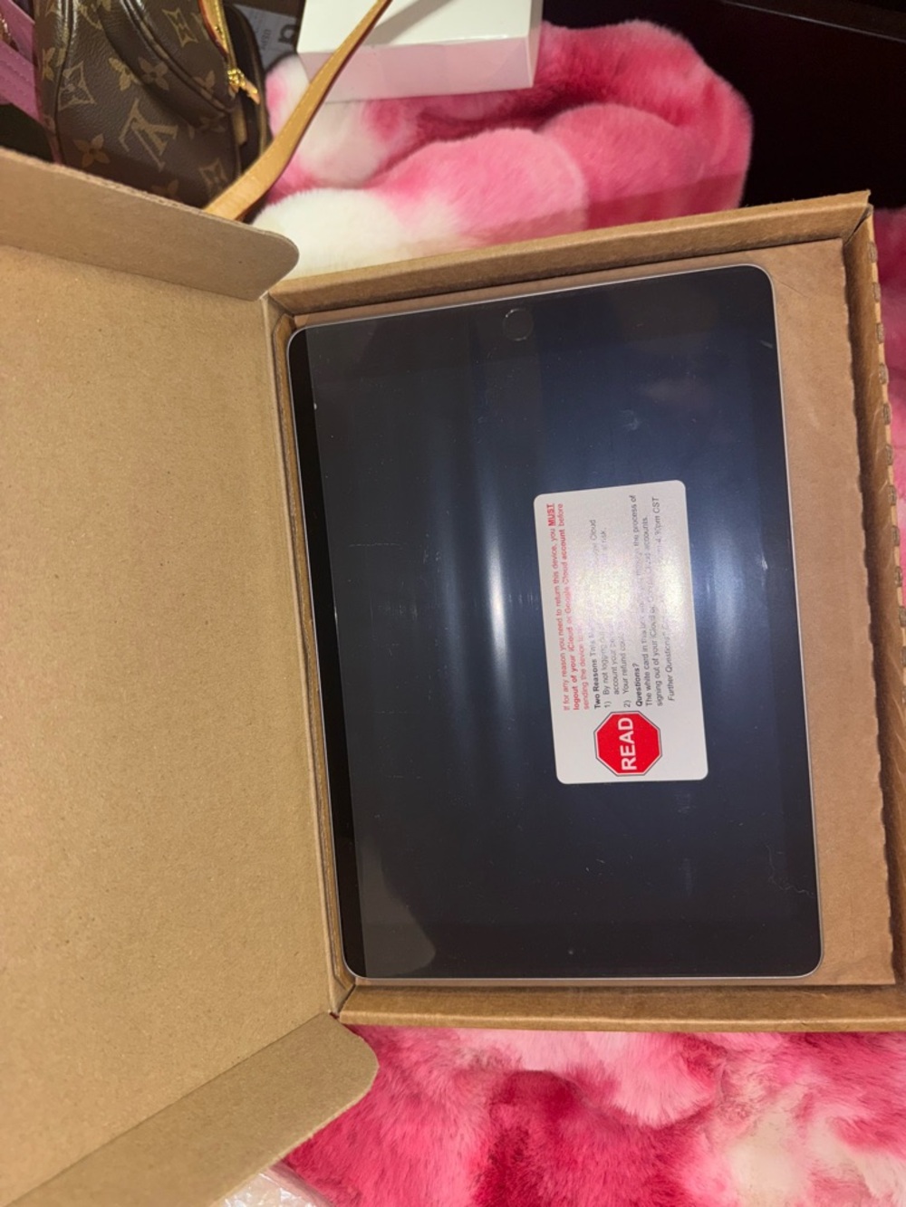 New 2017 Apple IPad with charger!